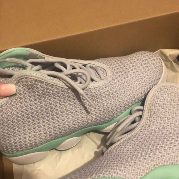 Size 6 Youth (8.5 Woman’s) Jordan grey/green glow - Picture 2 of 4